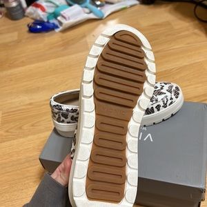 discontinued vionic shoes